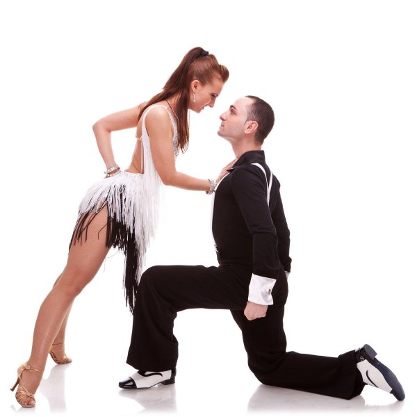 Парень и девушка танцуют