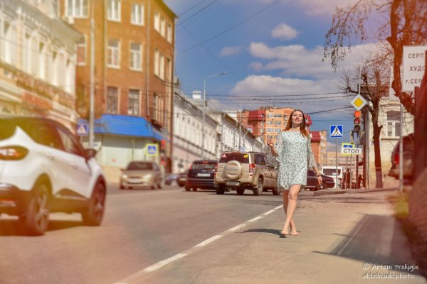Девушка идет по улице
