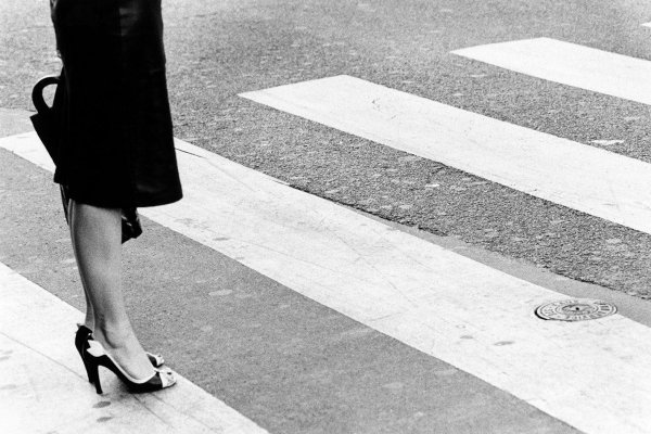 Девушка идет по улице