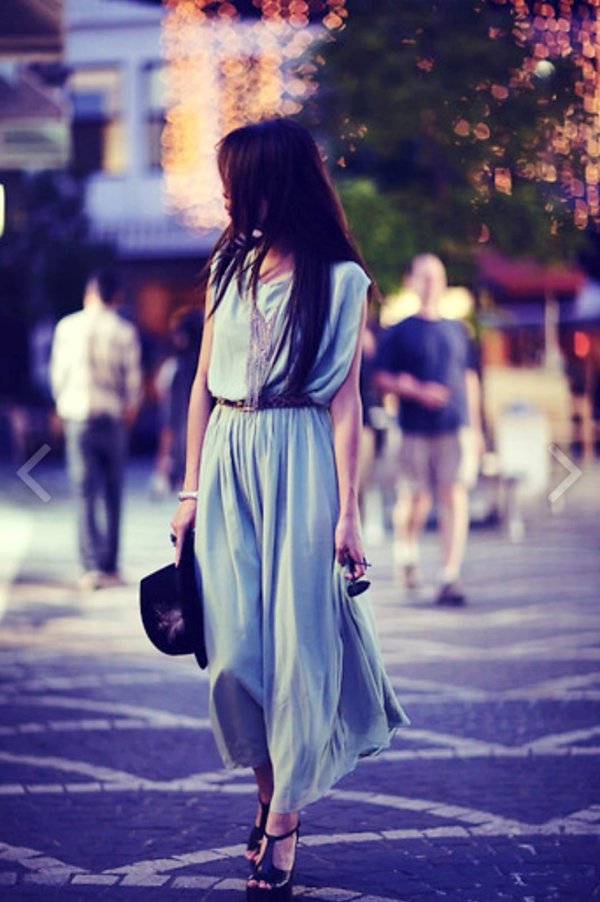 Девушка идет по улице