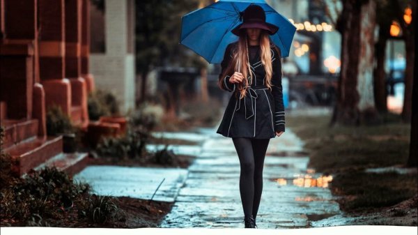 Девушка идет по улице