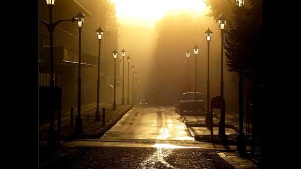 Девушка идет по улице