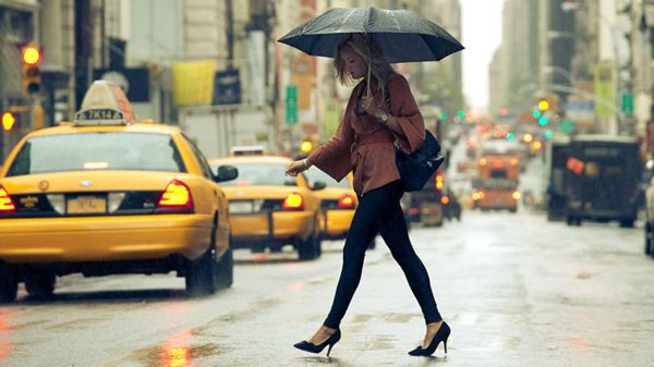 Девушка идет по улице