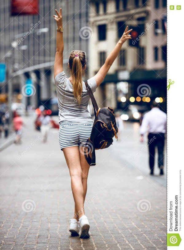 Девушка идет по улице