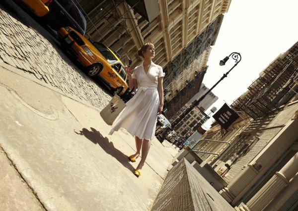 Девушка идет по улице