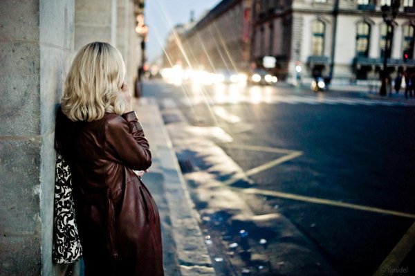 Девушка идет по улице