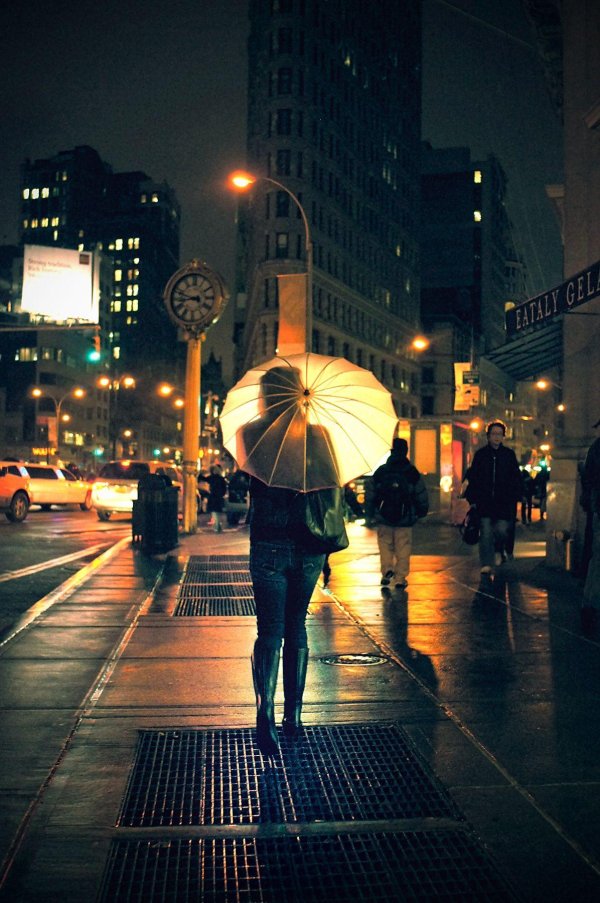 Девушка идет по улице