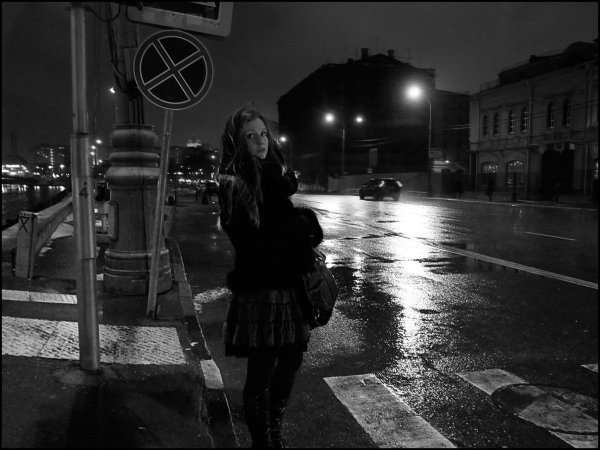 Девушка идет по улице