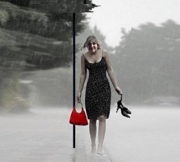 Девушка идет по улице