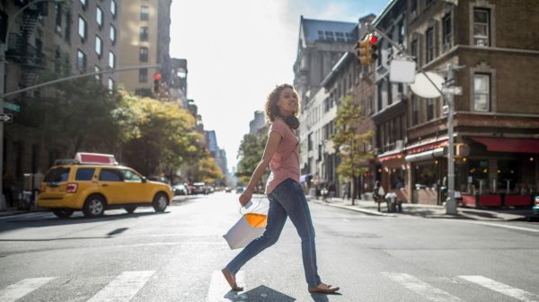 Девушка идет по улице