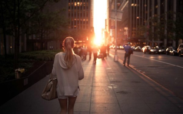 Девушка идет по улице