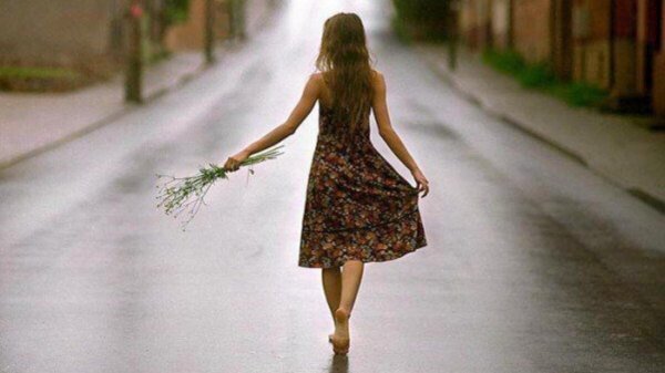 Девушка идет по улице