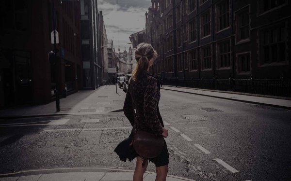 Девушка идет по улице