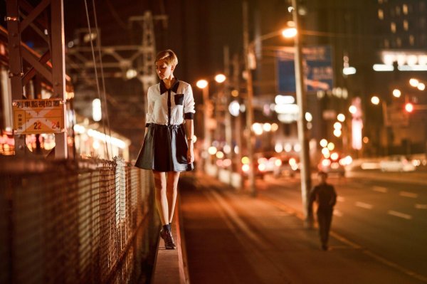 Девушка идет по улице