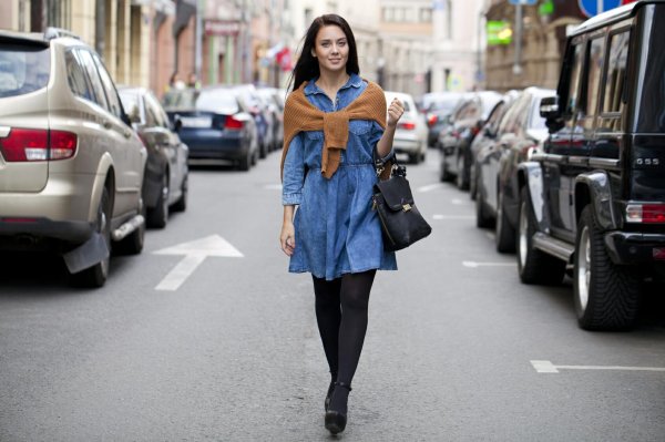 Девушка идет по улице