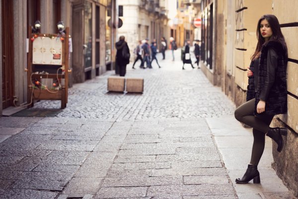 Девушка идет по улице