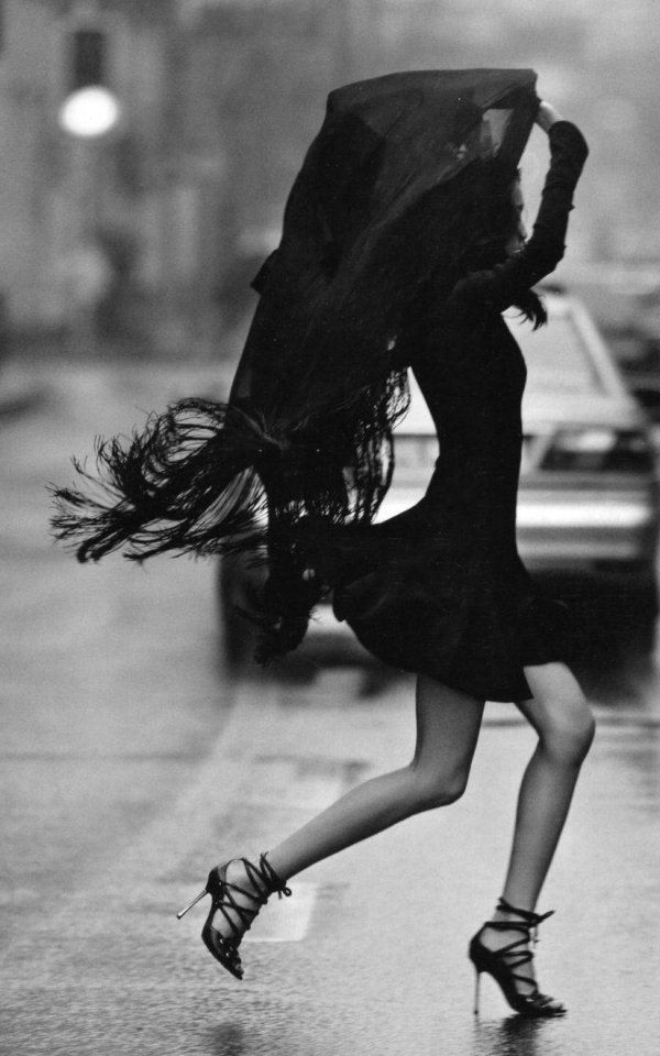 Девушка идет по улице