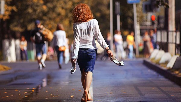 Девушка идет по улице