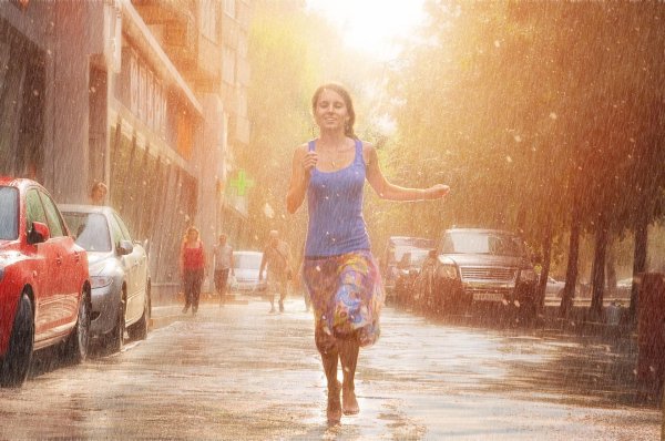 Девушка идет по улице