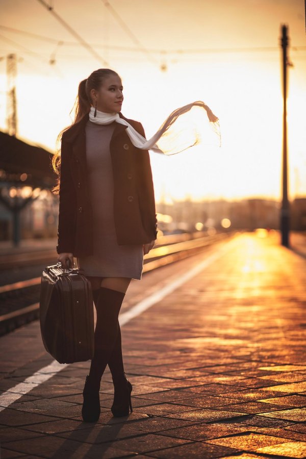 Девушка идет по улице