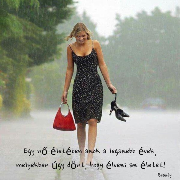 Девушка идет по улице