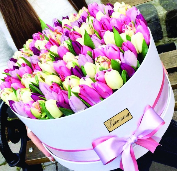 коробка с тюльпанами