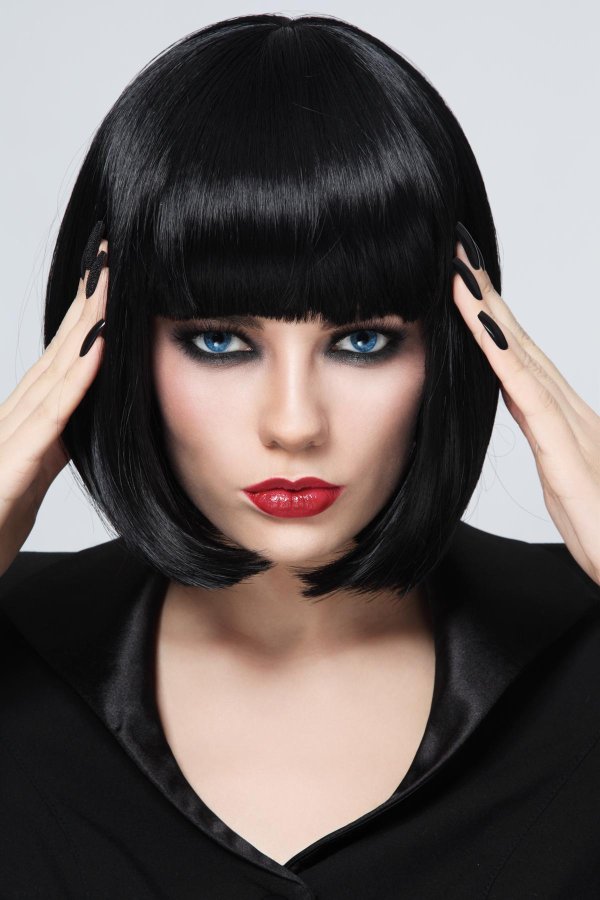 Девушка брюнетка с каре