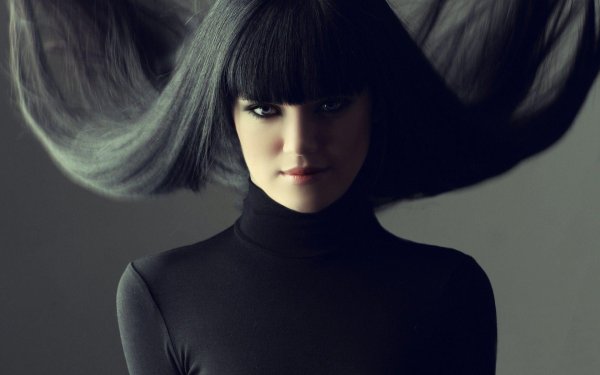 Девушка брюнетка с каре