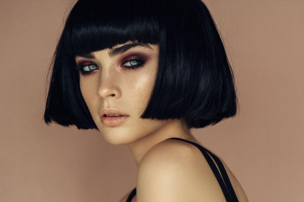 Девушка брюнетка с каре