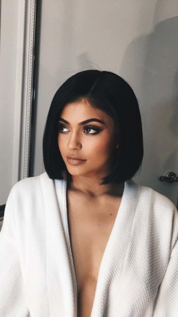 Девушка брюнетка с каре