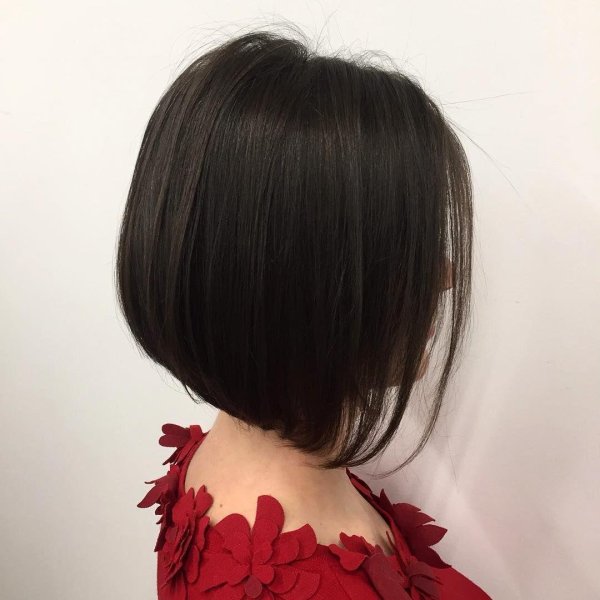 Девушка брюнетка с каре