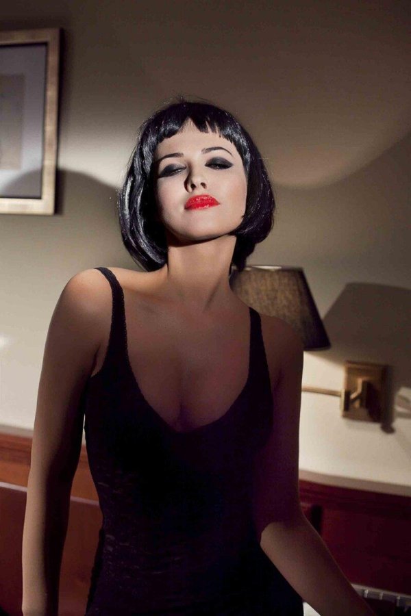 Девушка брюнетка с каре