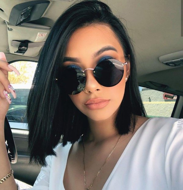 Девушка брюнетка с каре