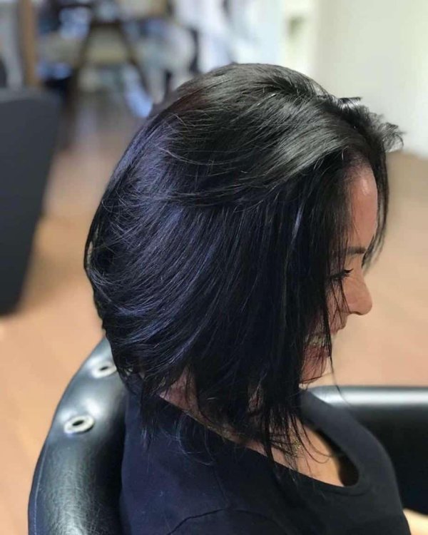 Девушка брюнетка с каре