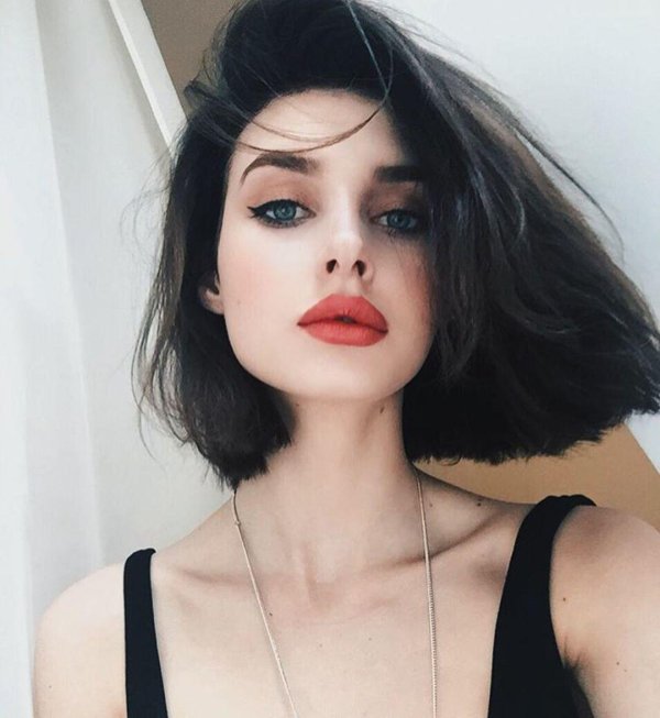 Девушка брюнетка с каре