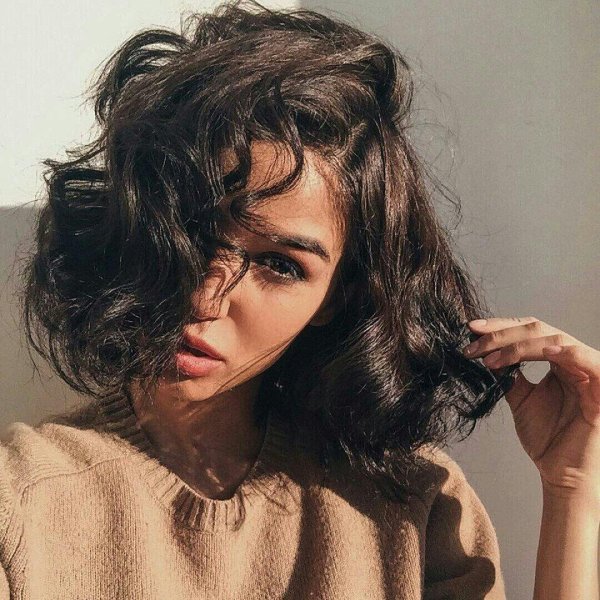 Девушка брюнетка с каре