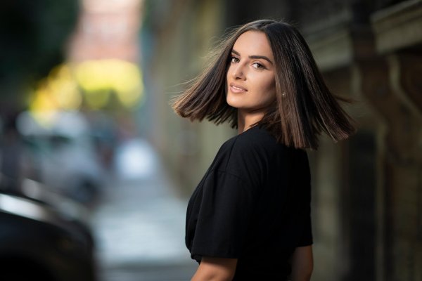 Девушка брюнетка с каре