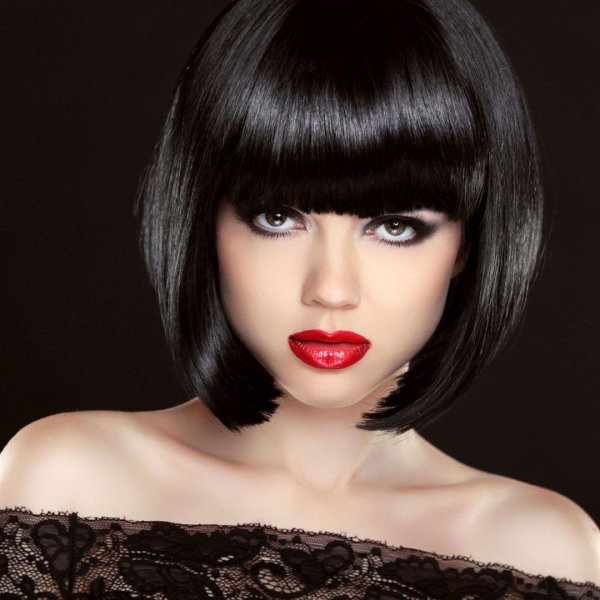 Девушка брюнетка с каре