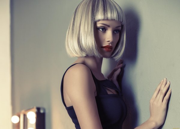 Девушка брюнетка с каре