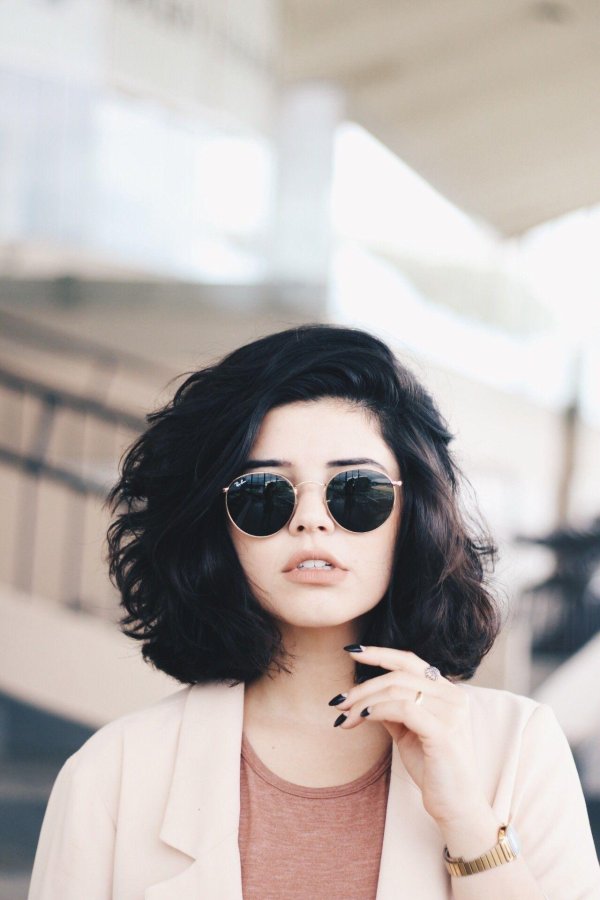 Девушка брюнетка с каре