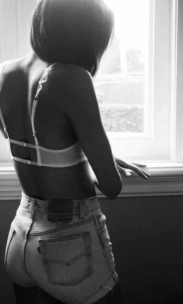 Девушка брюнетка с каре