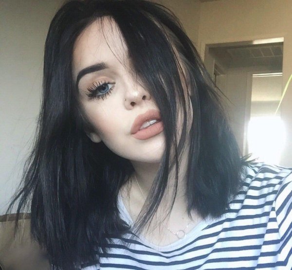 Девушка брюнетка с каре