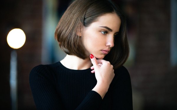 Девушка брюнетка с каре