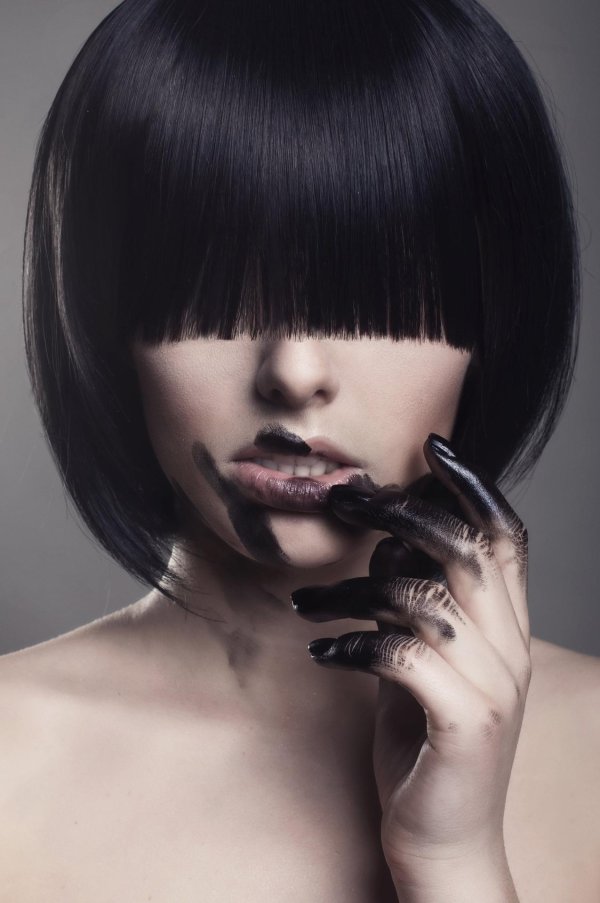 Девушка брюнетка с каре