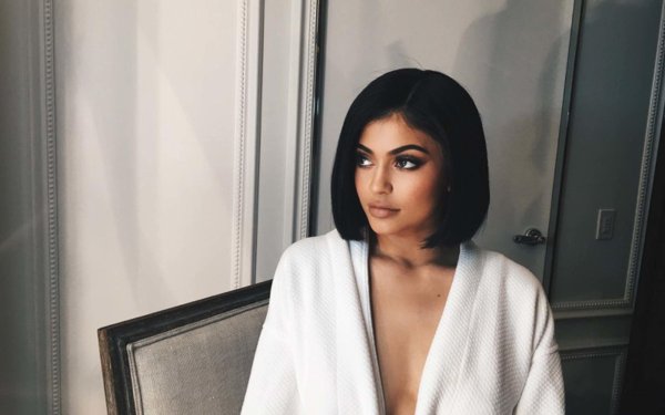 Девушка брюнетка с каре