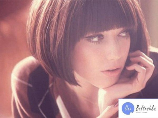 Девушка брюнетка с каре