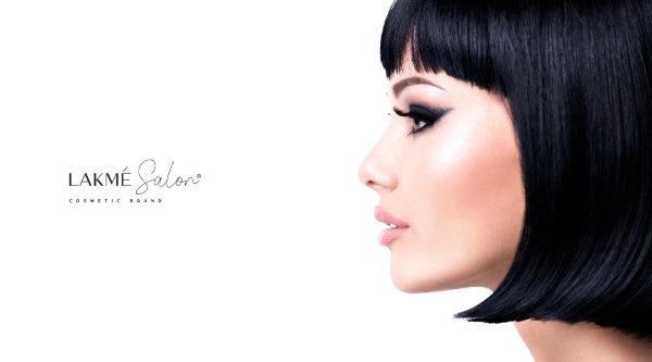 Девушка брюнетка с каре