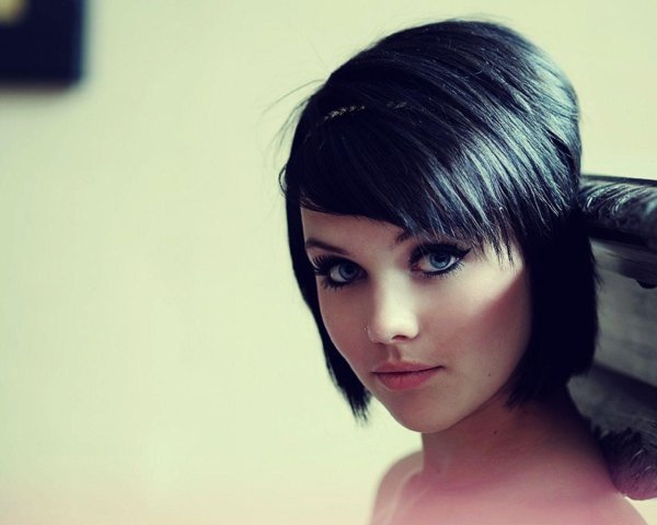 Девушка брюнетка с каре