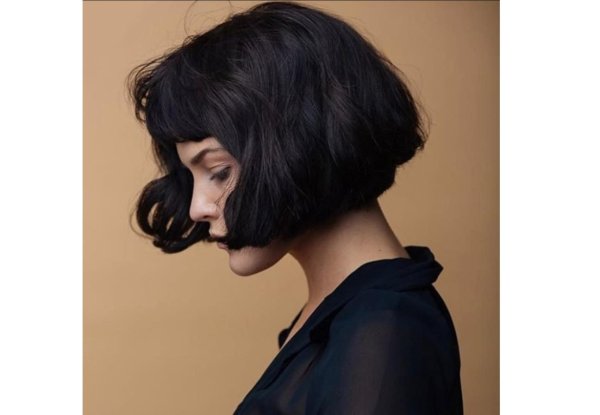 Девушка брюнетка с каре