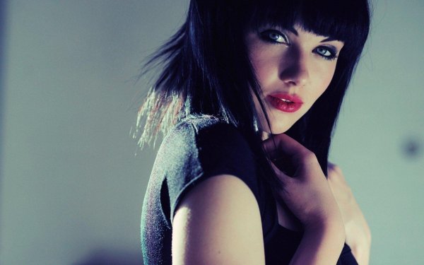 Девушка брюнетка с каре